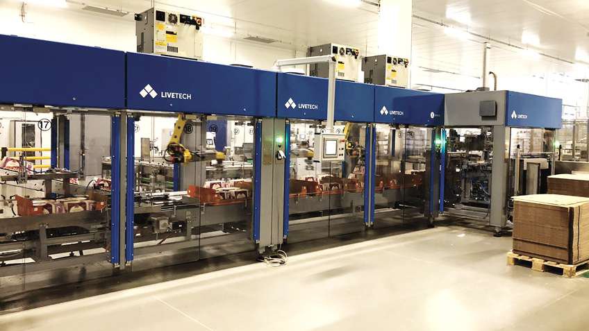 A cardboard die-cut forms different tray models. Three robotic islands take the baked products from the conveyor belt and place them on the display tray in the correct numbers