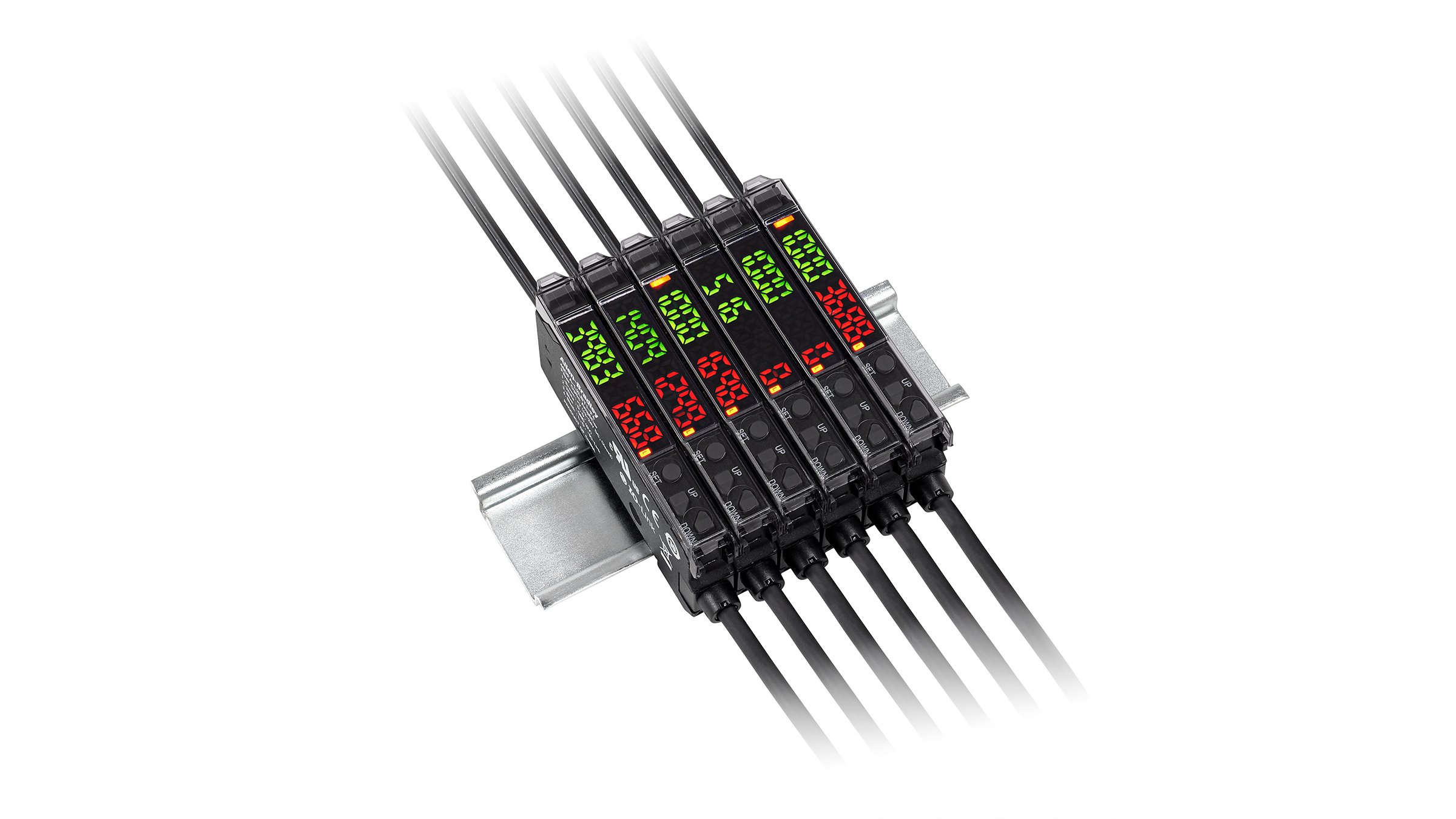 6 sensores retangulares pretos estreitos adjacentes com indicadores verdes e vermelhos alinhados, cabos em cada terminação, montados em um trilho DIN