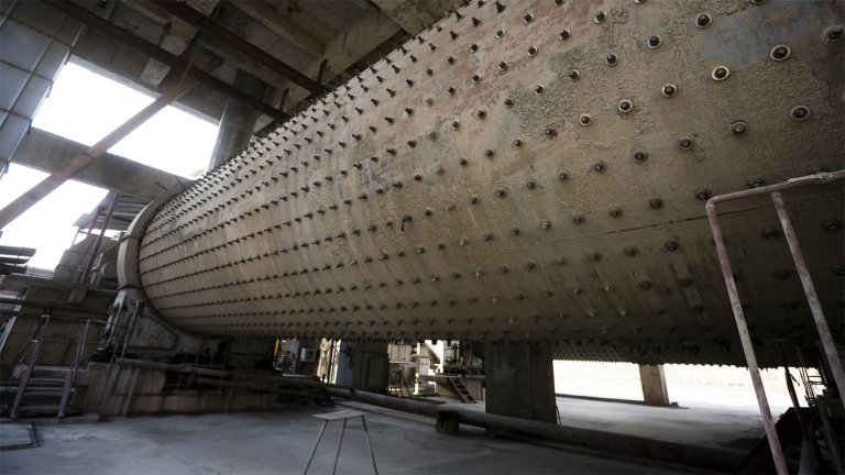 Molino de bolas industrial grande usado en la producción de cemento