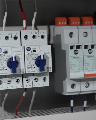 Panel de control de motores que muestra disyuntores de protección de motor, disyuntores miniatura y fuentes de alimentación eléctrica conmutadas