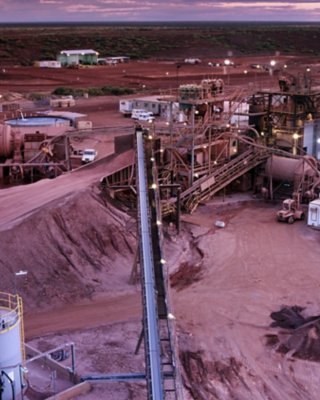 Immagine aerea di un sito minerario al tramonto