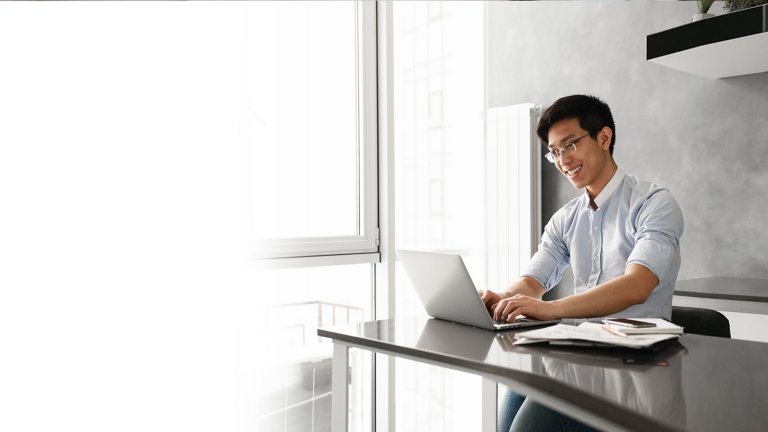 homem sentado em frente ao laptop fazendo treinamento em terminais gráficos do panelview 800