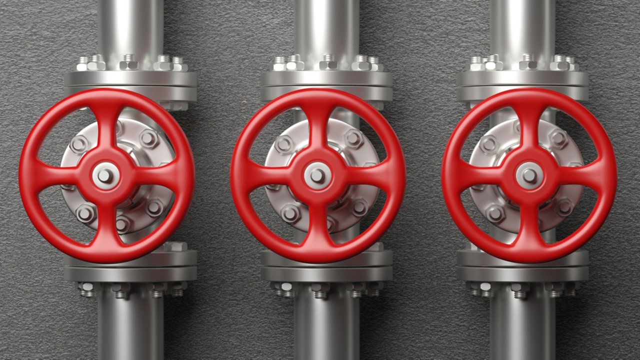 Silberne Öl- und Gasrohrleitungen und Ventile mit roten Rädern, die die Sicherung kritischer Infrastrukturen im OT-System symbolisieren.