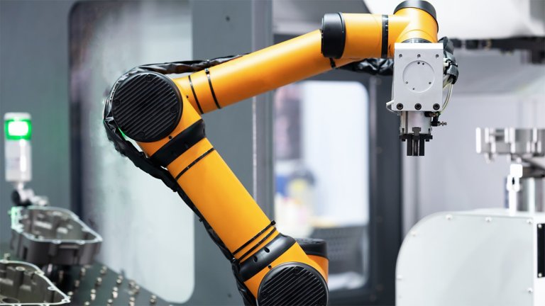 Kollaborativer Roboterarm bewegt sich, um einen Metallguss von einer CNC-Maschine zu erhalten