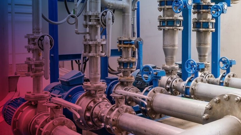 Plusieurs tuyaux connectés dans une usine de traitement de l'eau 