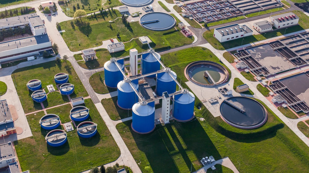 Vue aérienne d'une usine de traitement des eaux usées