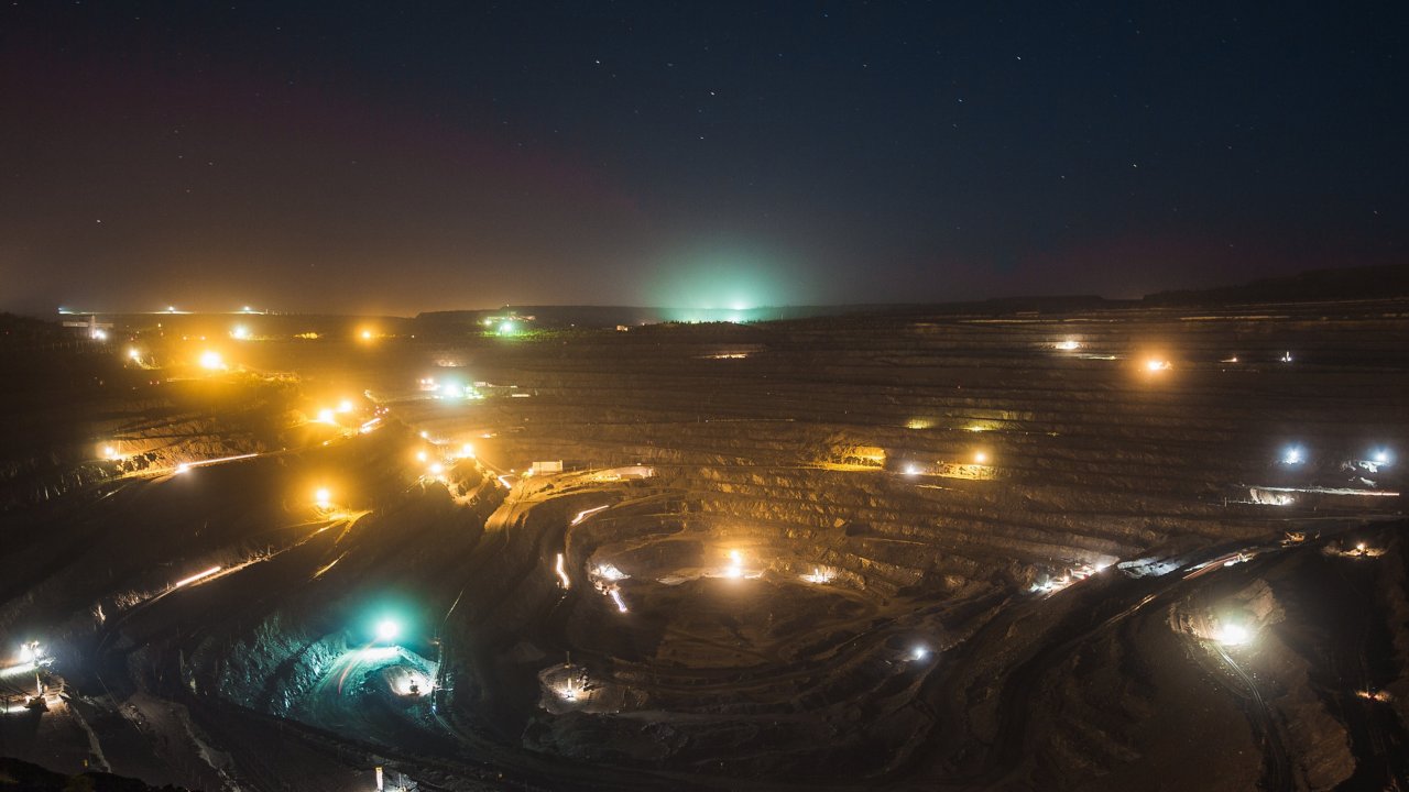 Operações de mineração a céu aberto à noite