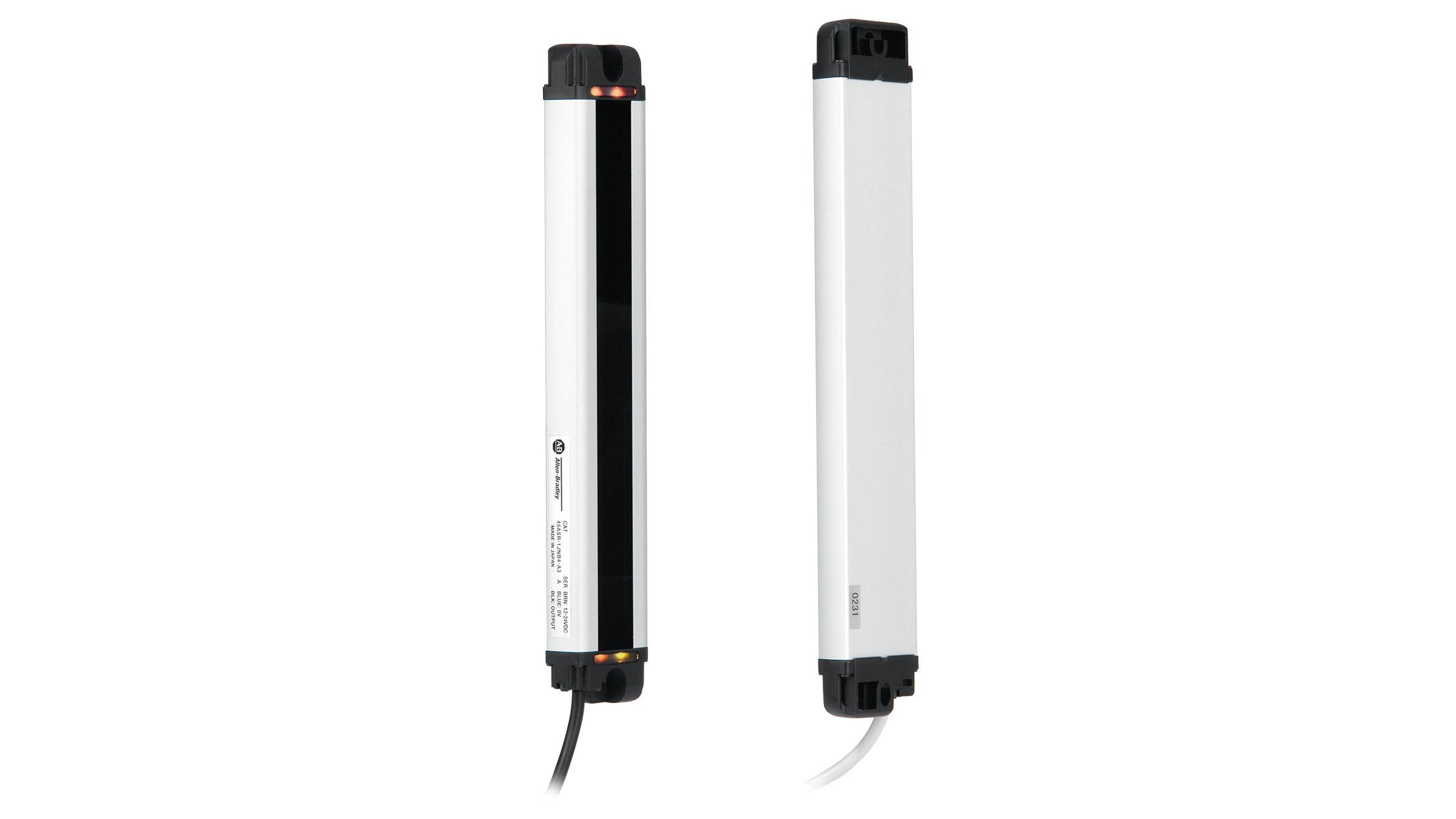 Dos sensores rectangulares blancos Allen-Bradley con cara de detección negra y cables integrados.