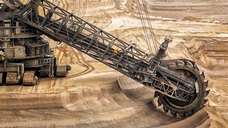 一座褐煤露天採礦場的大型斗輪挖土採礦機正在運作。