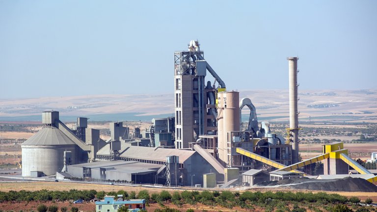 Vista panoramica di una fabbrica di cemento