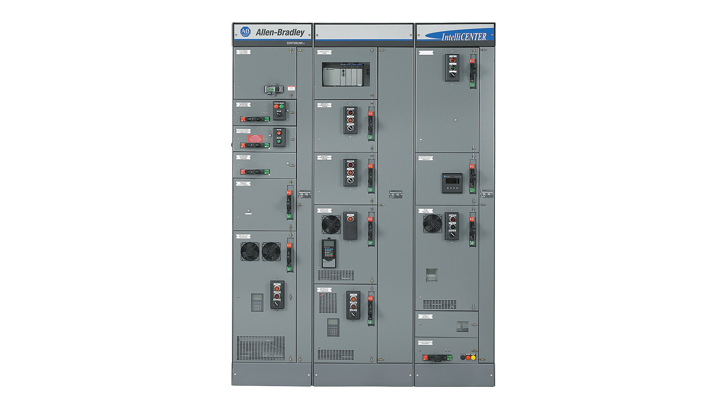 Un gabinete metálico rectangular y alto, de color gris, con tres grandes secciones verticales y 16 puertas pequeñas que alberga componentes eléctricos industriales y equipos de control de motores. La parte frontal del gabinete tiene 13 manecillas de seguridad negras con pulsadores rojos y verdes, cuatro ventiladores pequeños negros y dos teclados con luces LED.