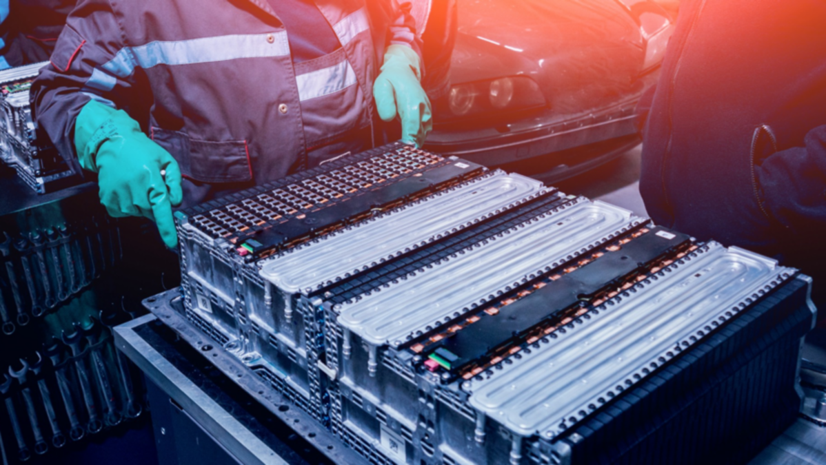 Disassembling the battery of an electric vehicle engine
