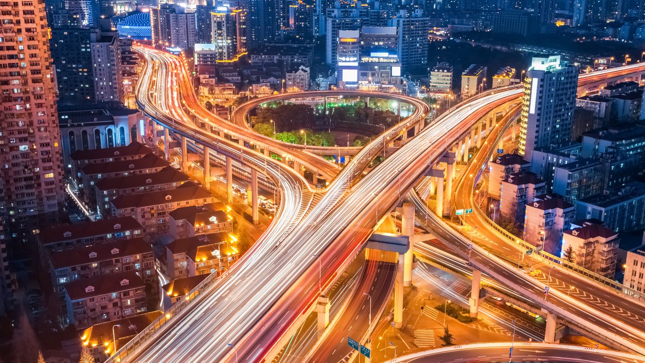 Nahaufnahme eines Verkehrsknotenpunkts bei Nacht in städtischer Infrastruktur