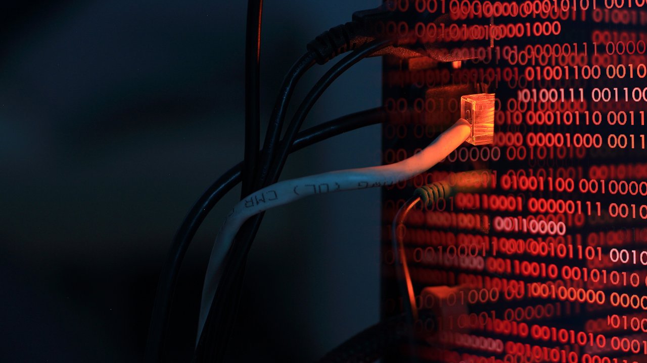 Uma linha LAN da Internet se conecta a um computador com código binário vermelho duplamente exposto, para mostrar brechas de segurança e spyware