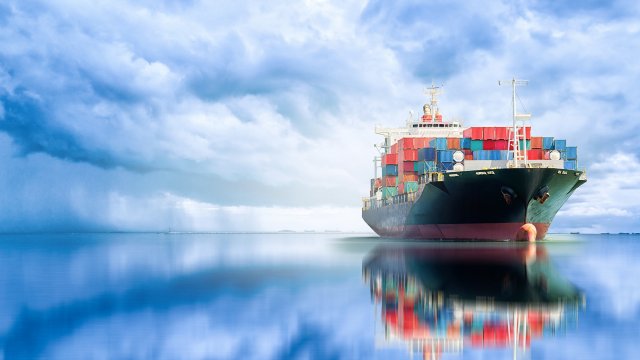  Nave portacontainer carica in mare sotto nuvole grigie di tempesta Nave portacontainer internazionale nell'oceano, Trasporto merci, Spedizione, Nave