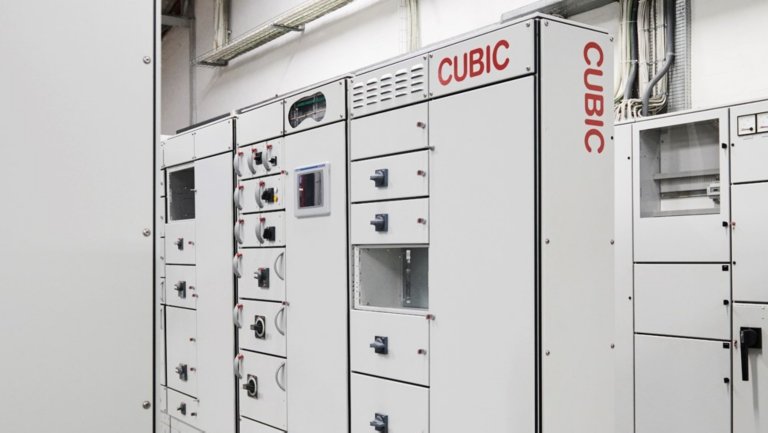 Motor Control Center von CUBIC aus Metall mit drei Säulen, mehreren herausnehmbaren Schubladen und einem Touchscreen