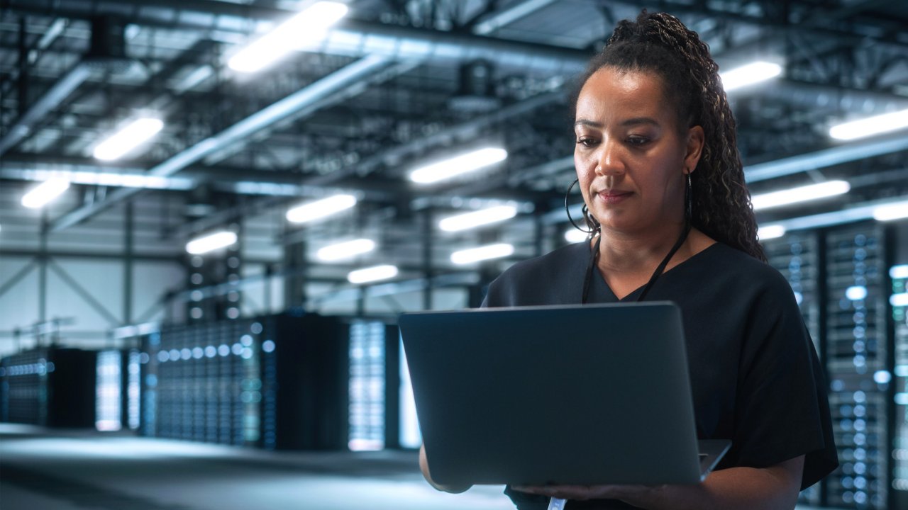 Dirigente della sicurezza informatica donna che lavora su un computer portatile