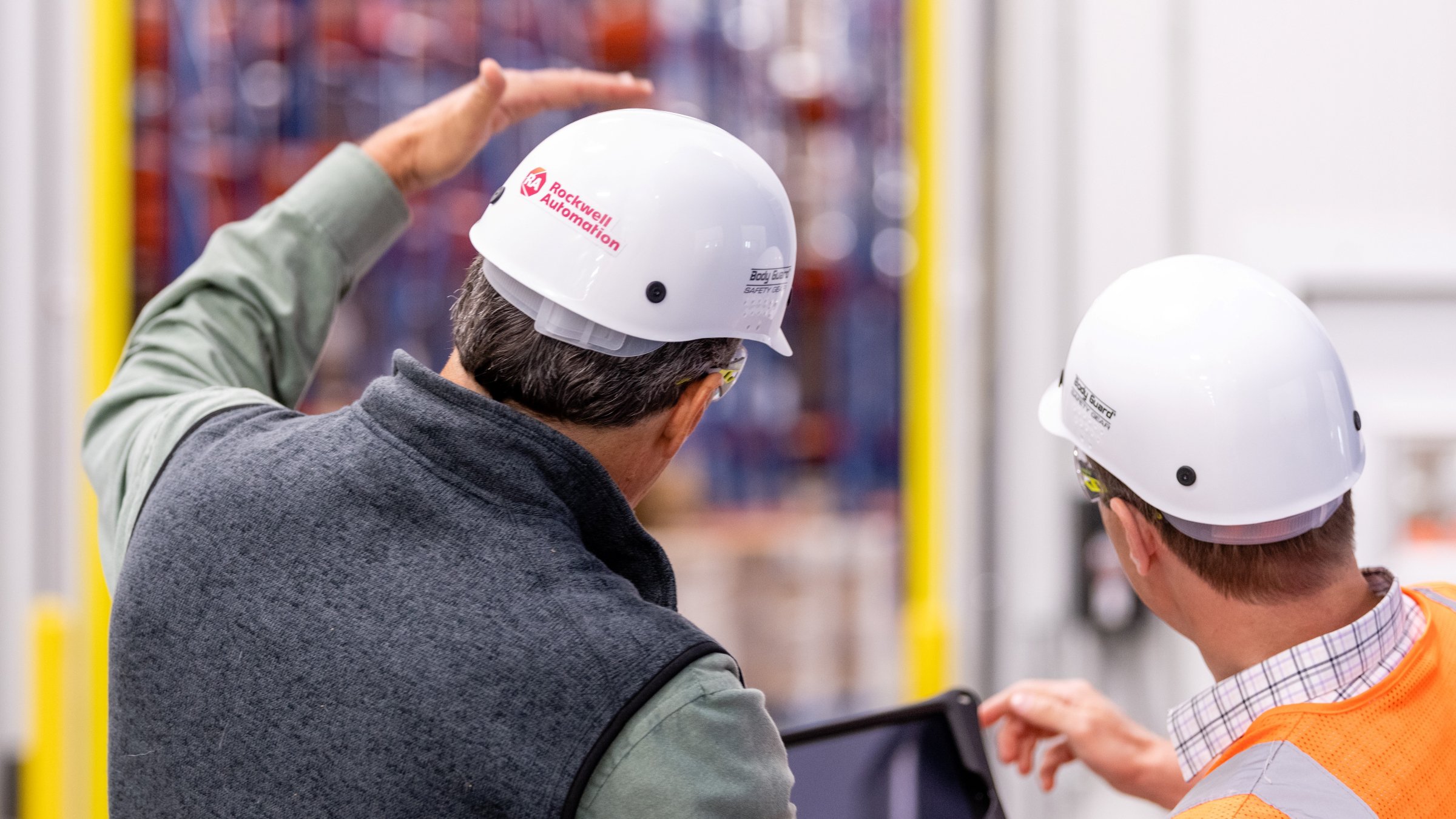 Trabajadores con casco de espaldas