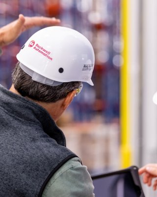 Trabalhadores com capacetes nas costas