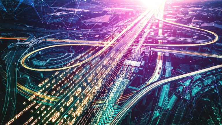 未来道路运输技术，借助数字数据传输图展示了交通大数据分析和物联网的概念。