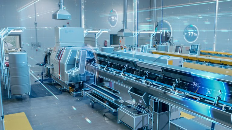 El interior de una planta con máquinas teñidas de azul y los datos clave de rendimiento que flotan digitalmente sobre ellas.
