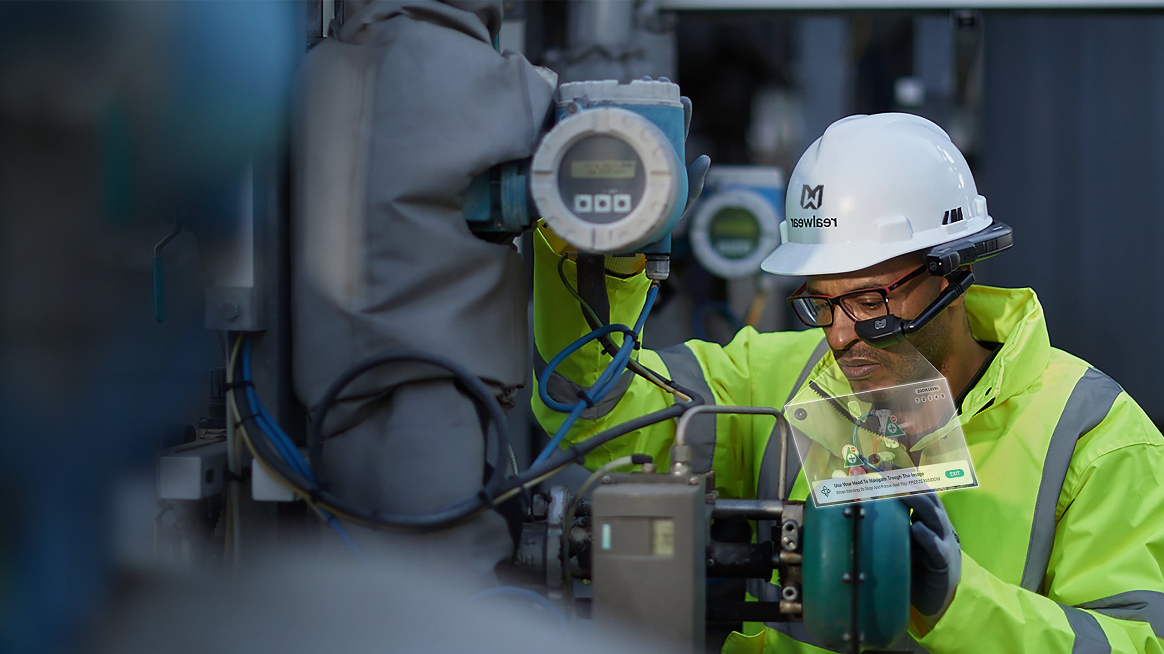 Un ingénieur arborant un casque de réalité virtuelle dans une usine