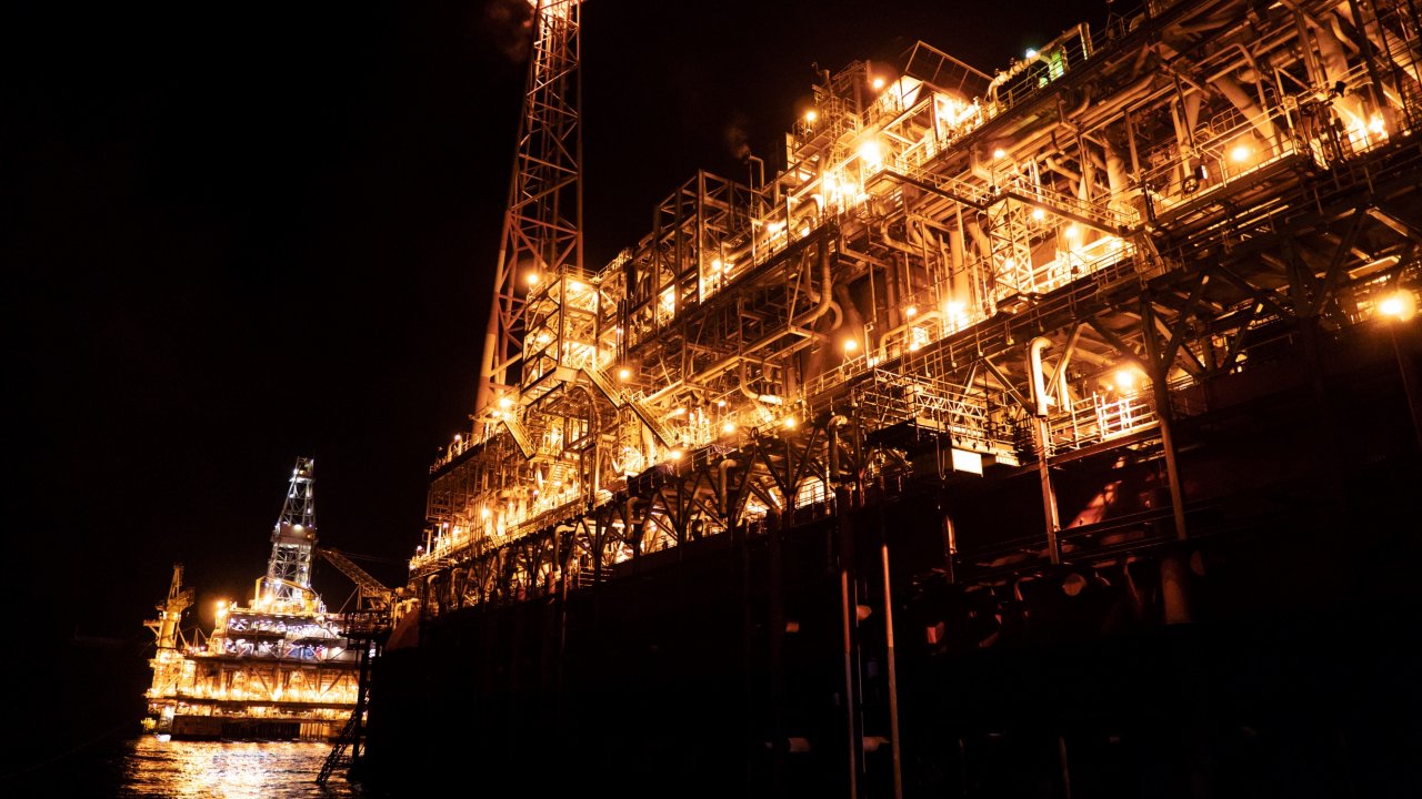 Unidade de produção flutuante de petróleo e gás à noite