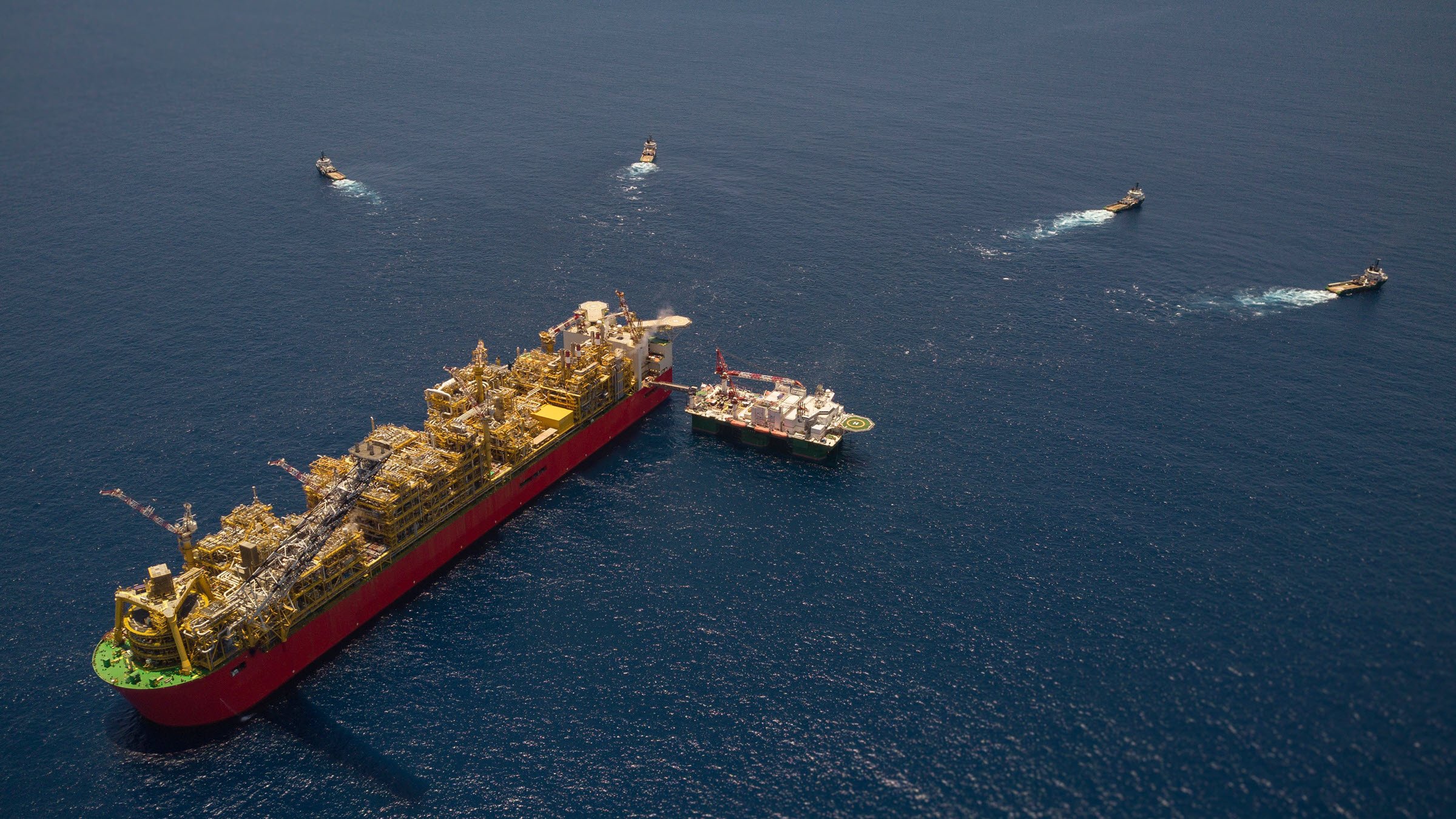 Navio FPSO e navios no oceano