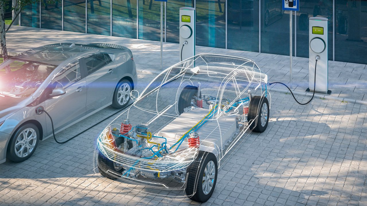 photo avec effet lens flare montrant une voiture électrique générique branchée sur une borne publique d’un parking municipal et sa batterie visible aux rayons X