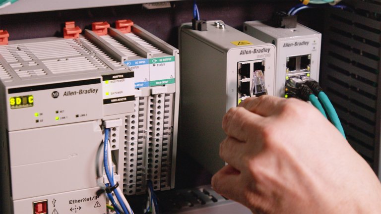 Hand connecting Ethernet to a Stratix® 2500 switch