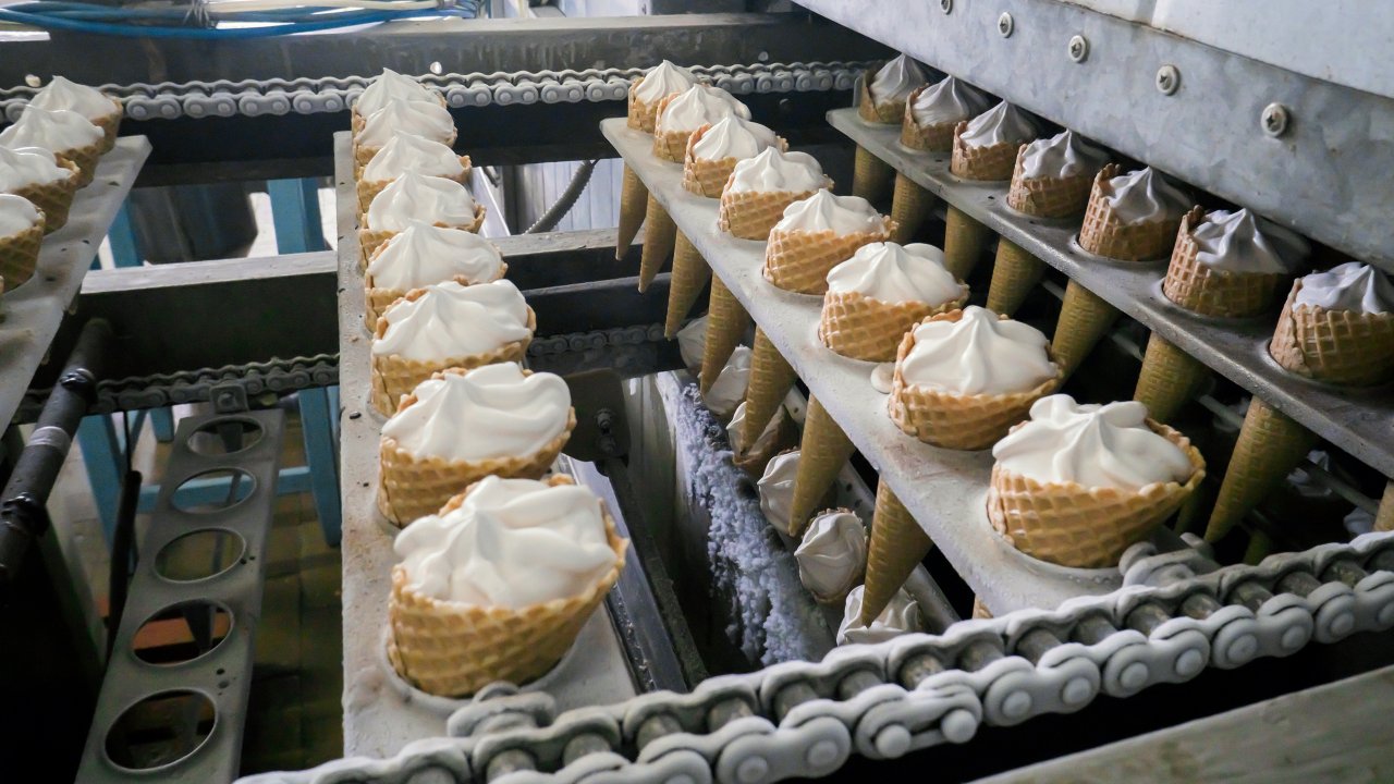 The conveyor automatic lines for the production of ice cream