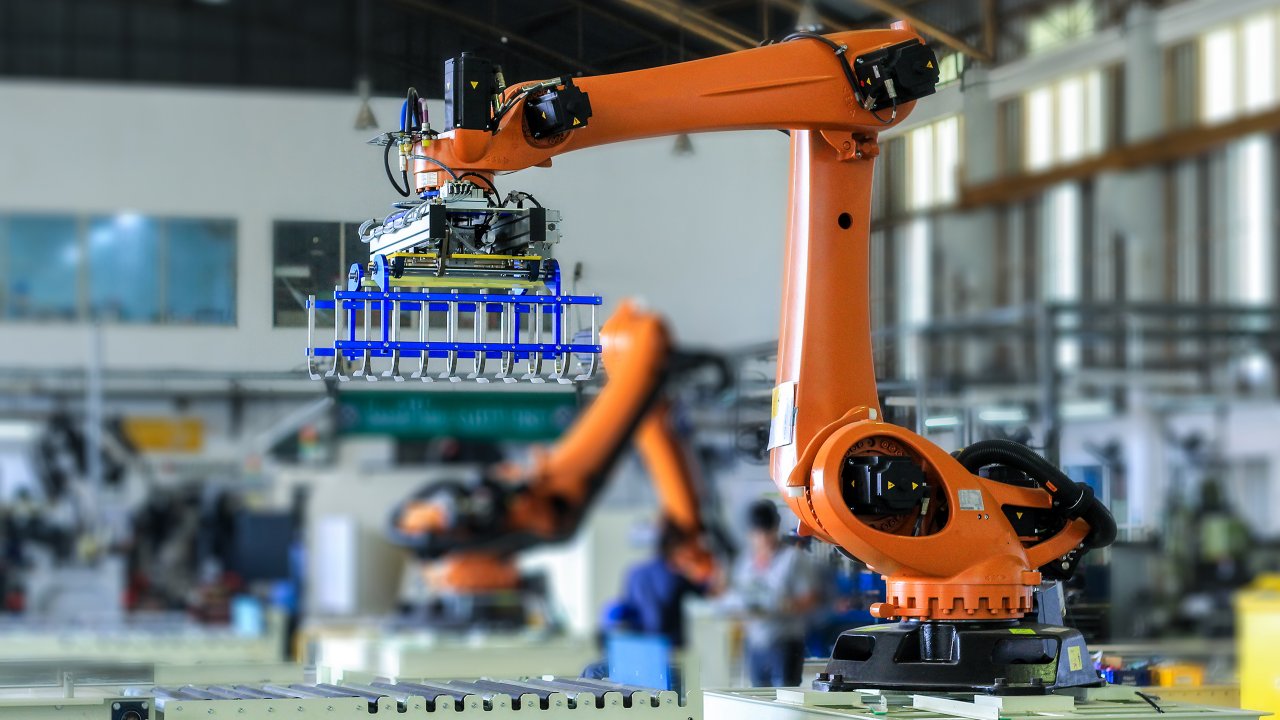 Robot industrial en un sistema de almacén inteligente para la planta de fabricación
