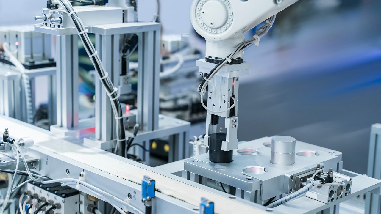 Máquina herramienta automática en una planta de fabricación industrial; concepto de planta inteligente de Industria 4.0.