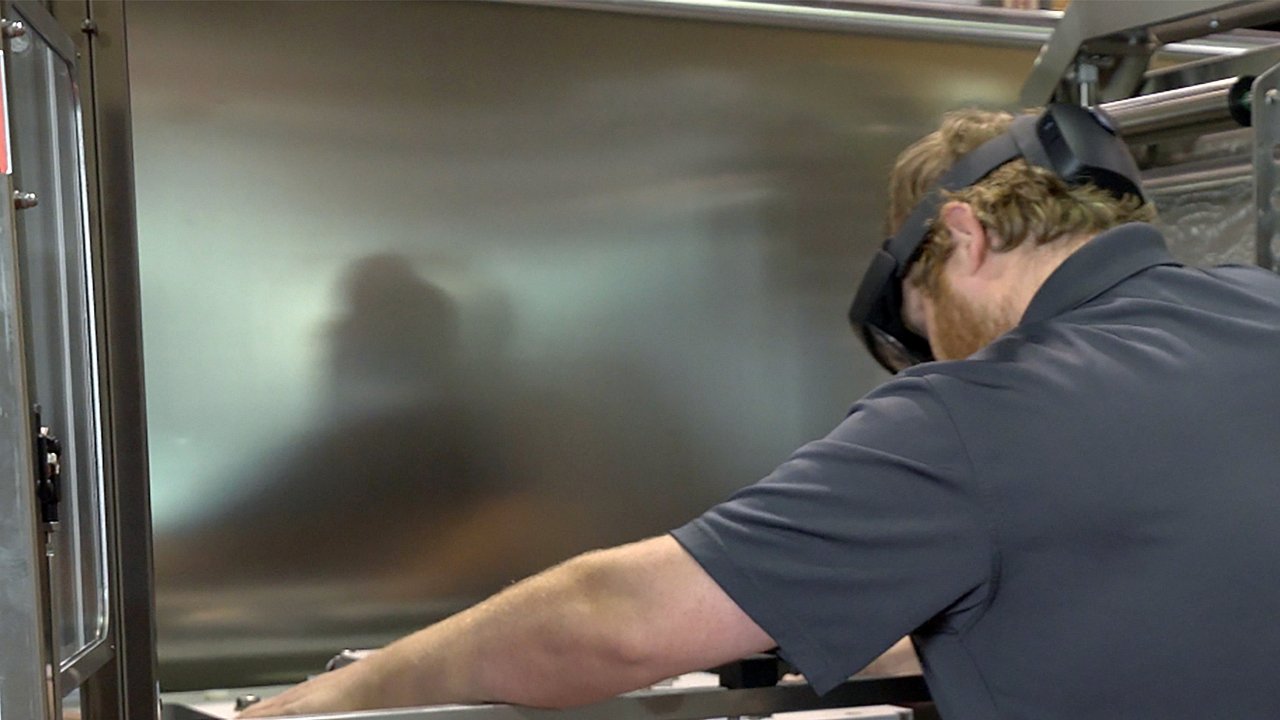 Trabalhador com óculos de AR verificando a operação da máquina