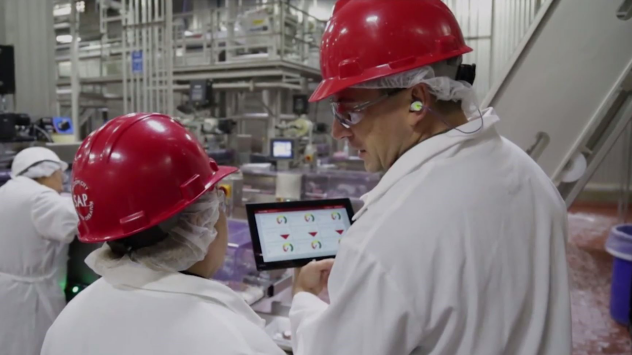 Trabajadores industriales con tablet en la mano