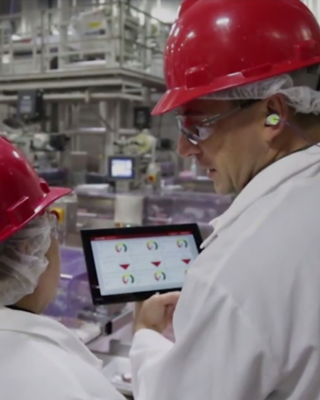Trabajadores industriales con tablet en la mano
