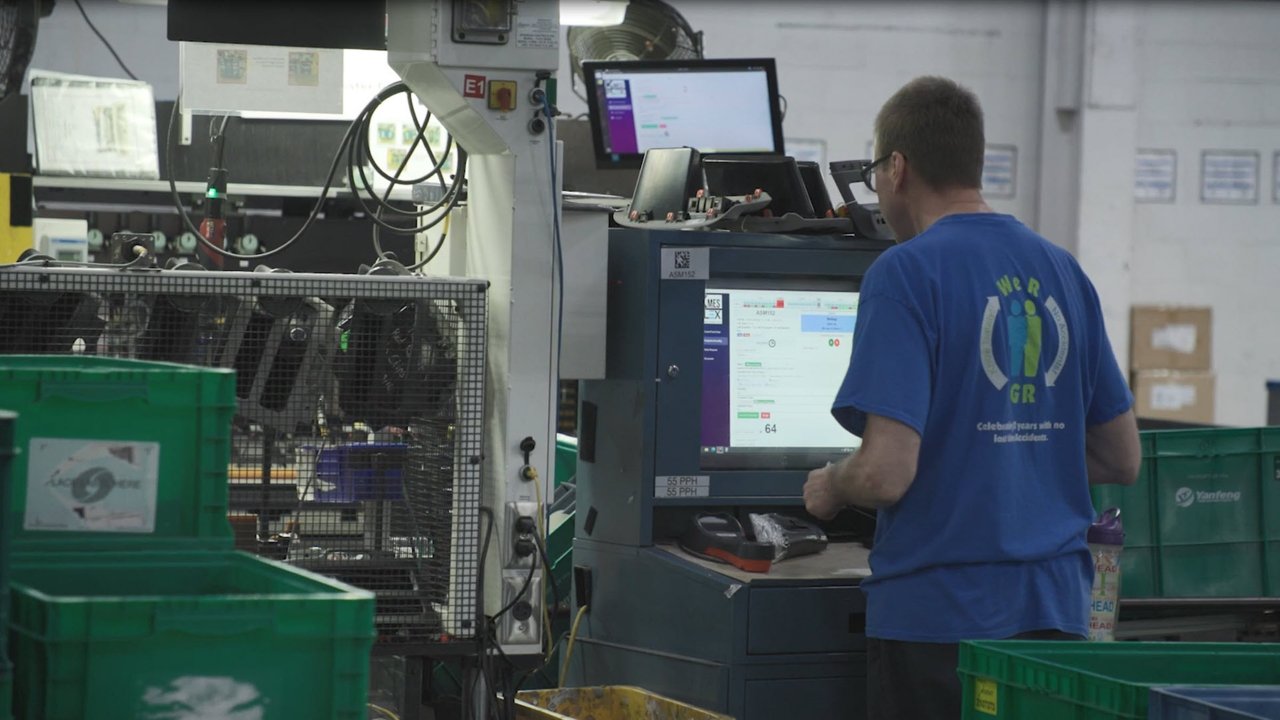 Trabalhador na Kendrick Plastics utiliza o sistema de execução de manufatura na estação de trabalho