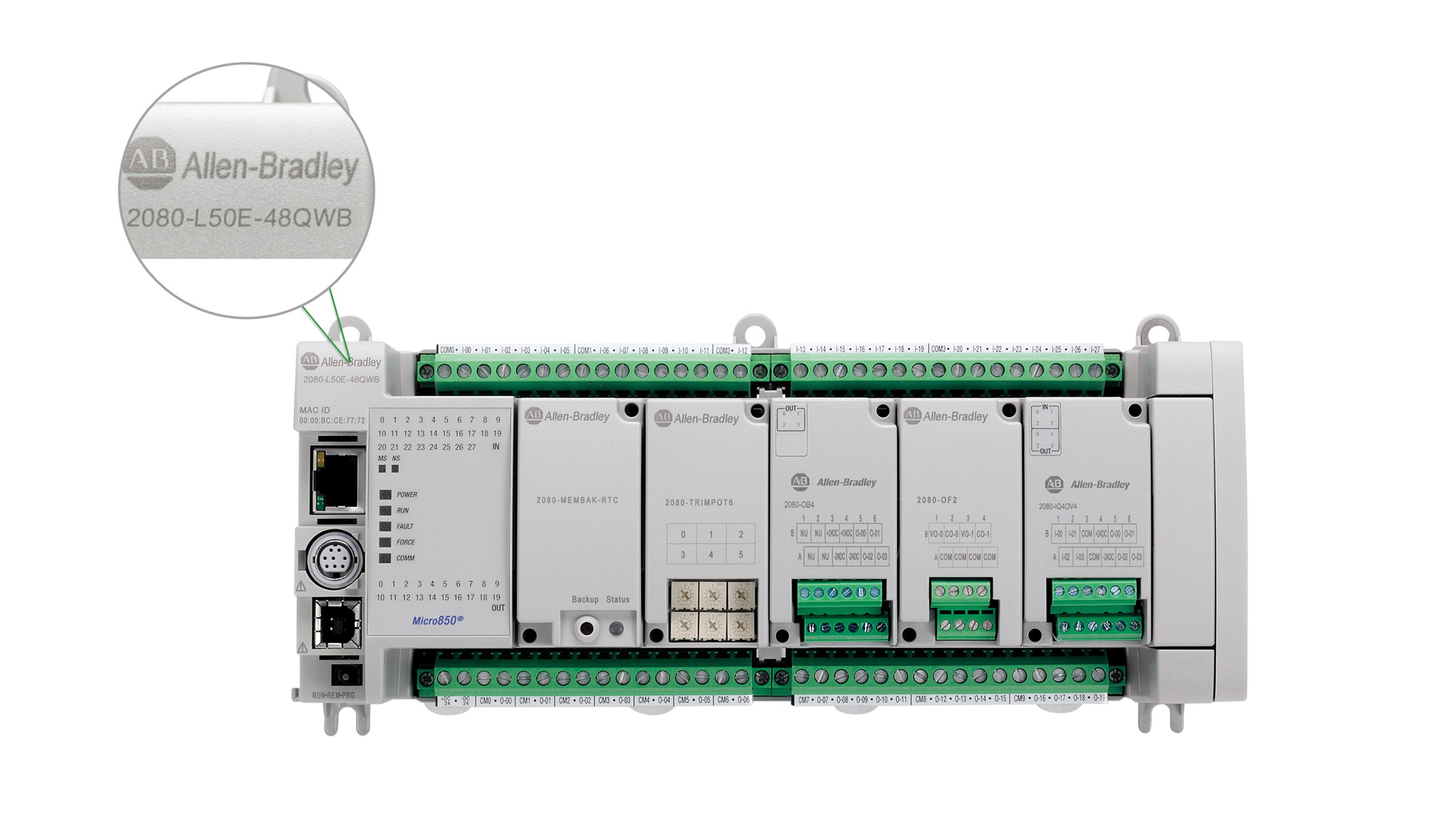 Vista frontale di un controllore Micro850 Allen-Bradley, catalogo 2080-L50E-48QWB, con una finestra popup nell'angolo superiore sinistro del controllore, che mostra il numero di catalogo ingrandito.