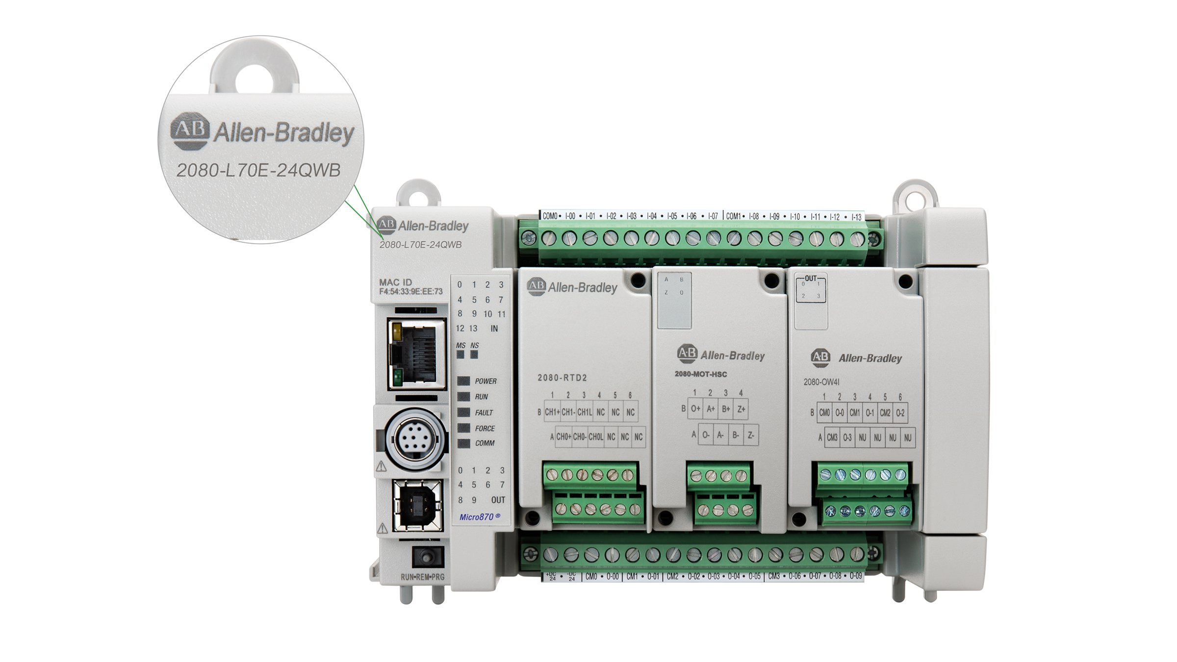 Allen-Bradley Micro870 컨트롤러, 카탈로그 2080-L70E-24QWB의 전면 보기, 컨트롤러의 왼쪽 상단 모서리에 확대된 카탈로그 넘버가 표시된 팝업 창이 있습니다.