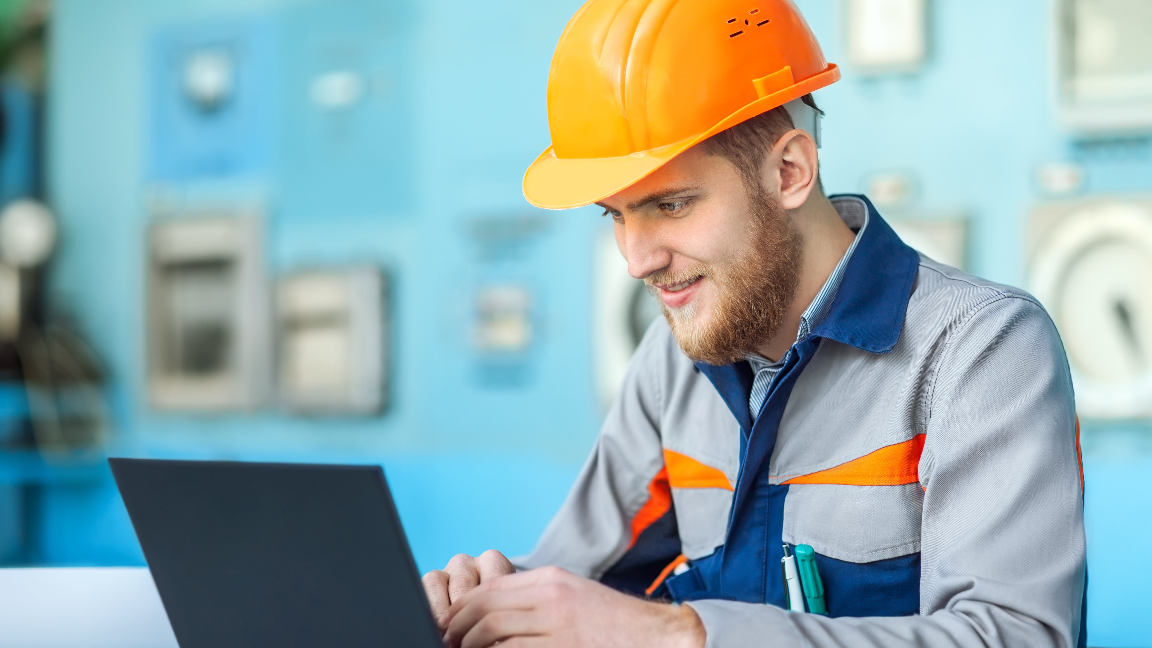 Engenheiro trabalhando em um laptop