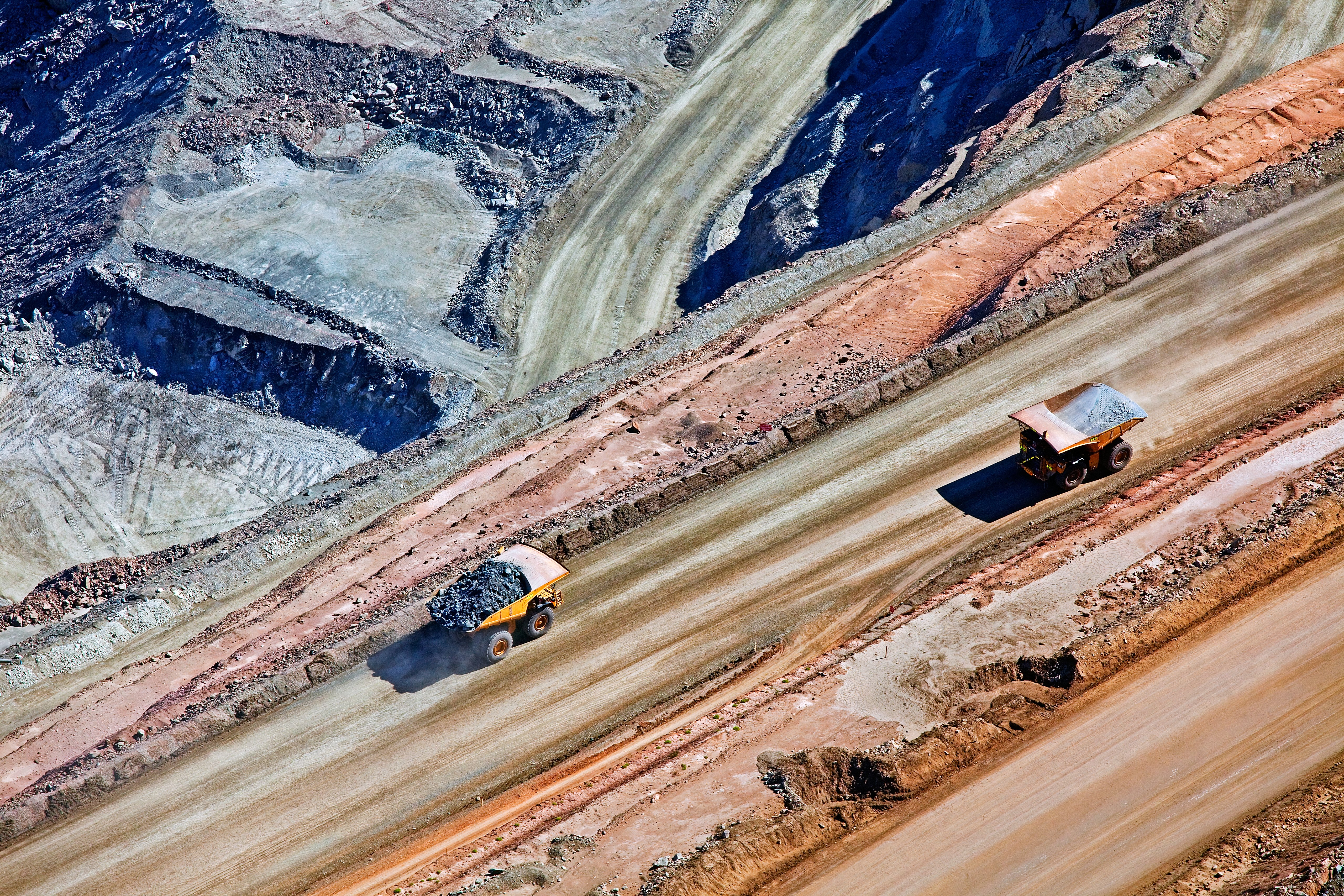 礦業用推土機與礦業設備的鳥瞰畫面