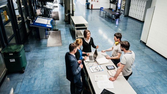 Employés et cadres dirigeants collaborant dans une usine