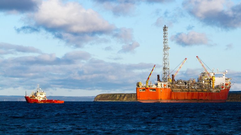 FPSO 석유 생산 선박 및 공급 선박이 육지에 접근하고 있습니다.