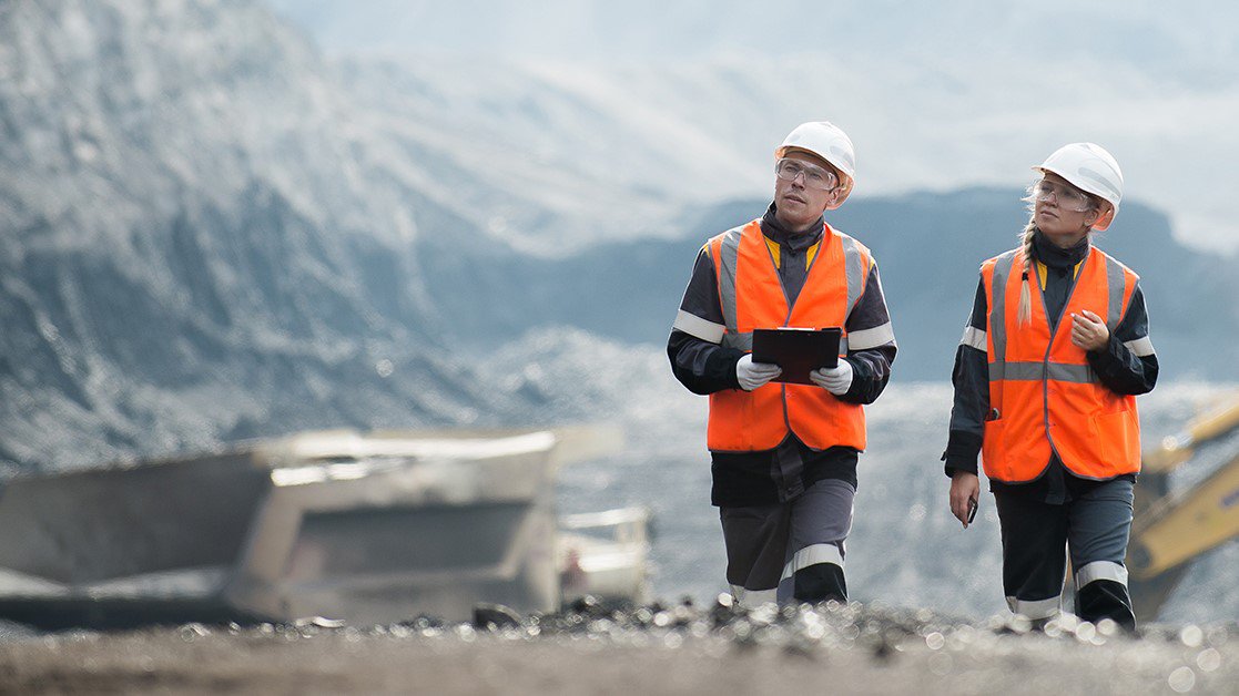 Trabajadores mineros recorriendo una faena