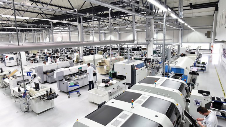 Planta industrial moderna para la fabricación de componentes electrónicos: maquinaria, interior y equipo de la sala de producción