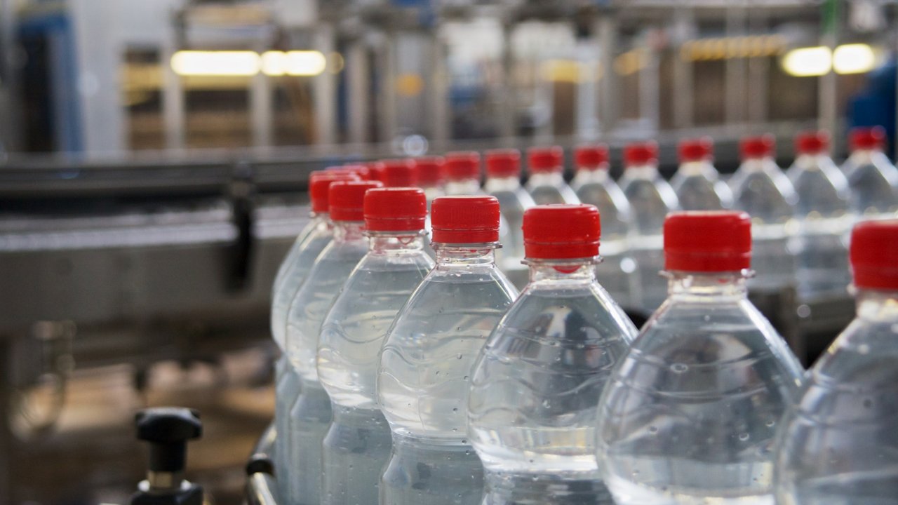 Botellas de plástico circulando en una línea de producción