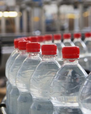 Botellas de plástico circulando en una línea de producción