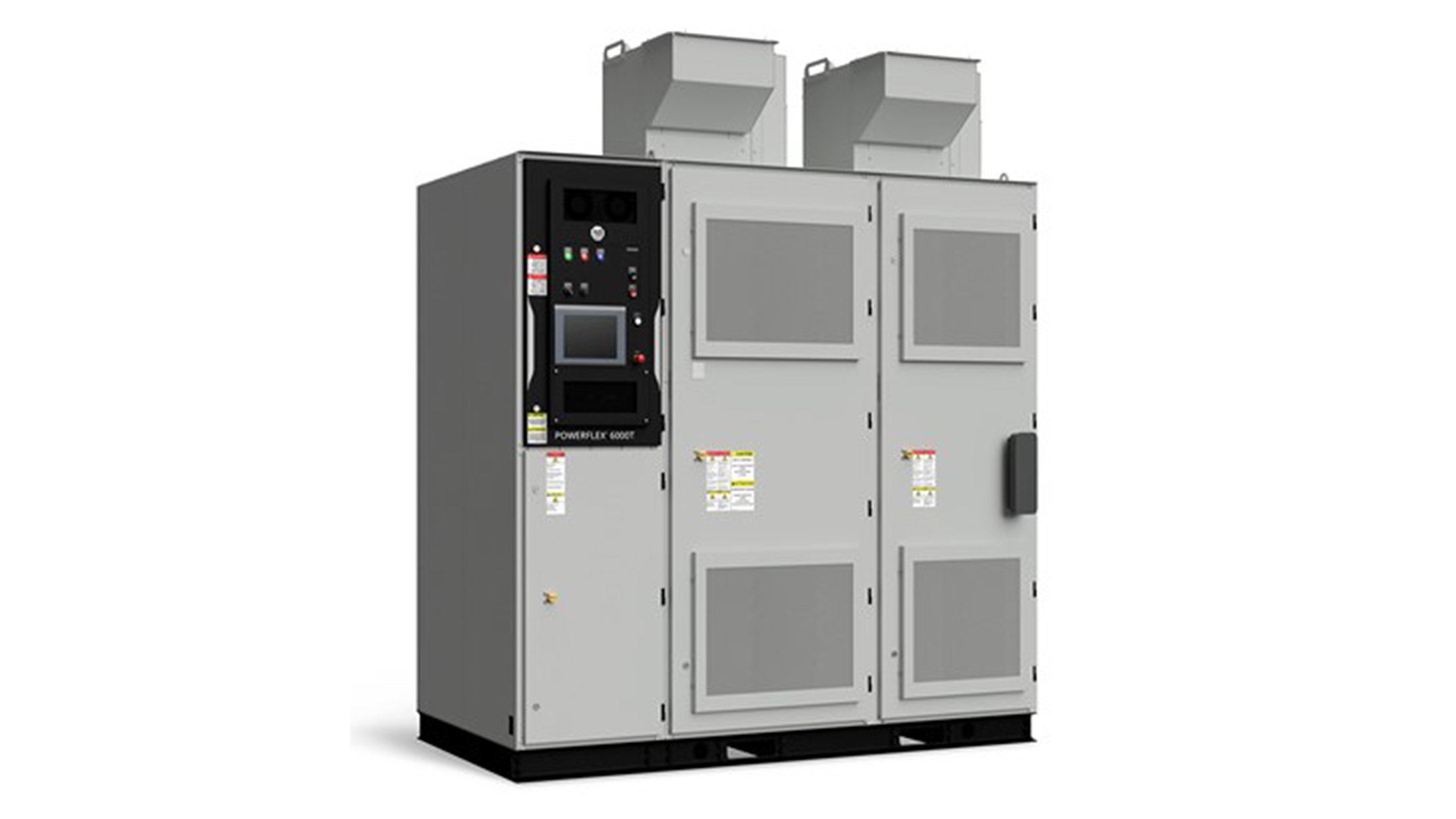 Tres gabinetes metálicos altos y grises, uno al lado del otro, componen el variador de velocidad PowerFlex 6000T de Rockwell Automation, utilizado para controlar motores en aplicaciones industriales pesadas.