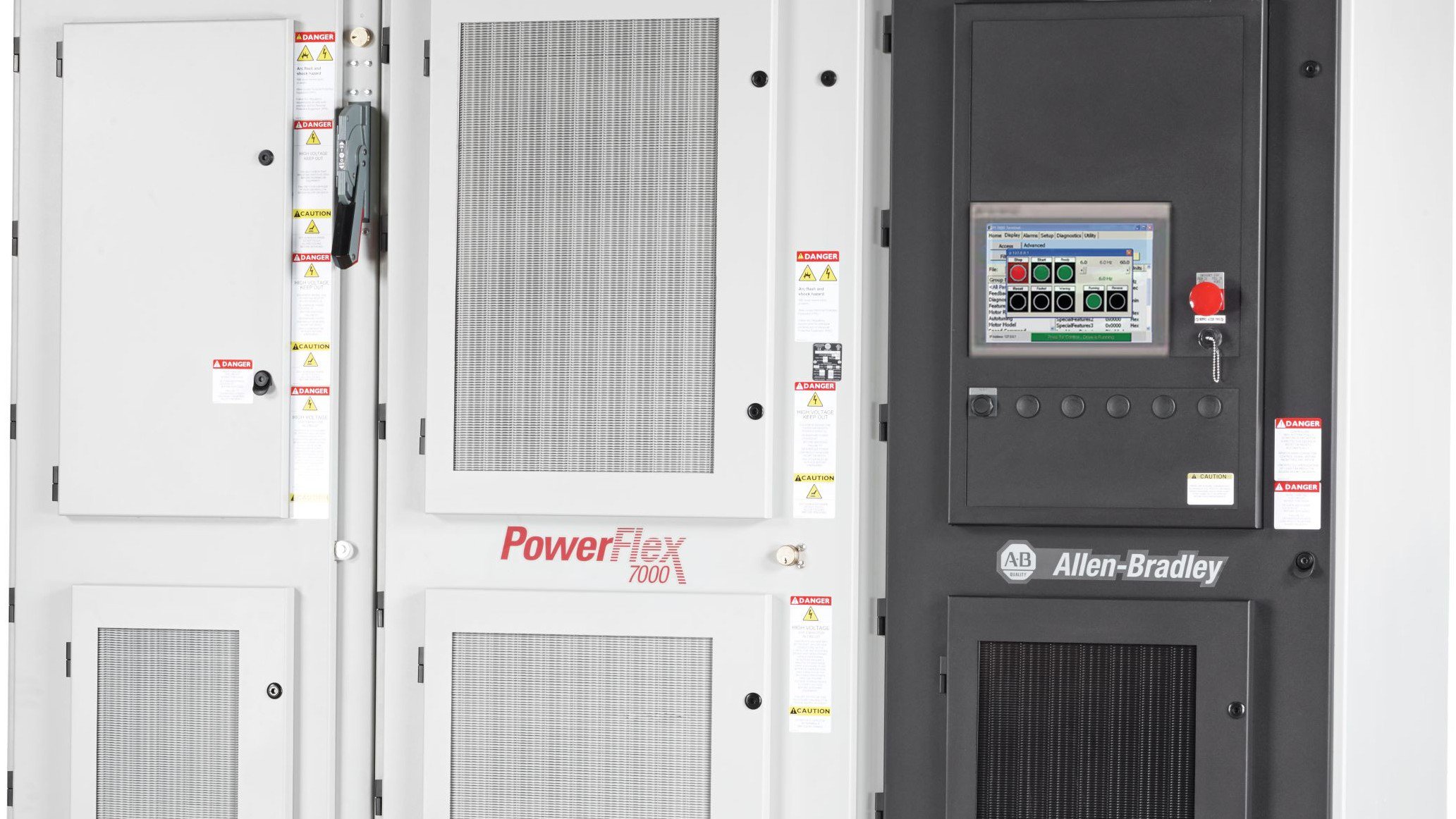 Gabinete industrial Allen-Bradley alto, cinza e preto com várias portas abriga inversores de frequência de média tensão PowerFlex