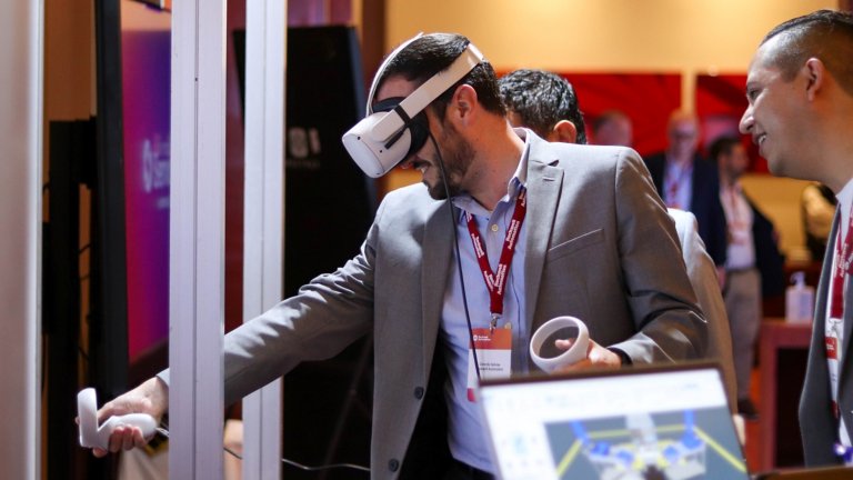Asistentes a un evento con gafas de realidad virtual